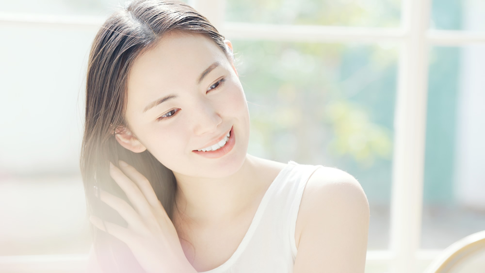 髪の毛を触る女性のイメージ